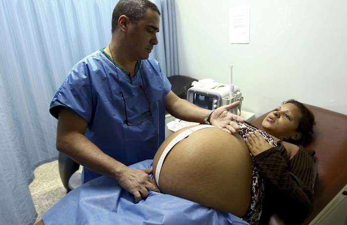 Một bác sỹ đang thăm khám cho thai phụ 22 tuổi Amareli Suarez, đang mang thai 36 tuần tại bệnh viện ở Gatire, ngoại ô thủ đô Caracas, Venezuela.